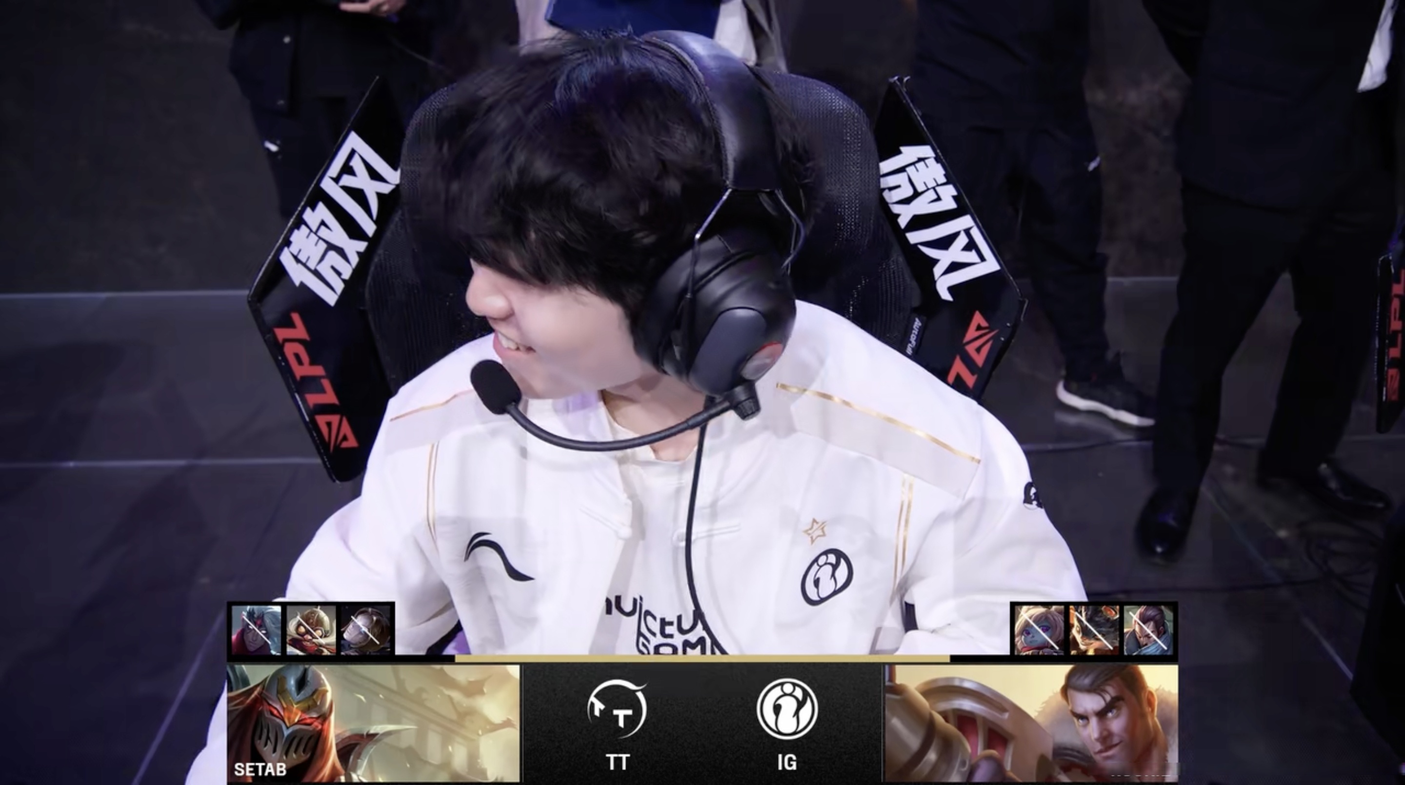 开云-包含Rookie连续二十场比赛得分超过领先优势明显，勇士不断突破！引发球迷热议的词条-开云